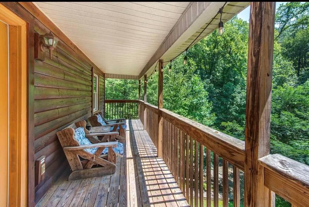 Smokey Mountain Retreat, Hot Tub, Game Room, Sleeps 8! Гатлінбург Екстер'єр фото