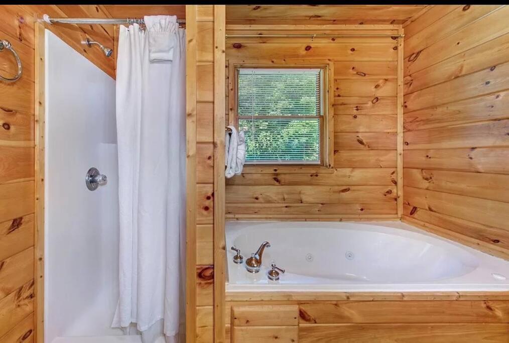 Smokey Mountain Retreat, Hot Tub, Game Room, Sleeps 8! Гатлінбург Екстер'єр фото