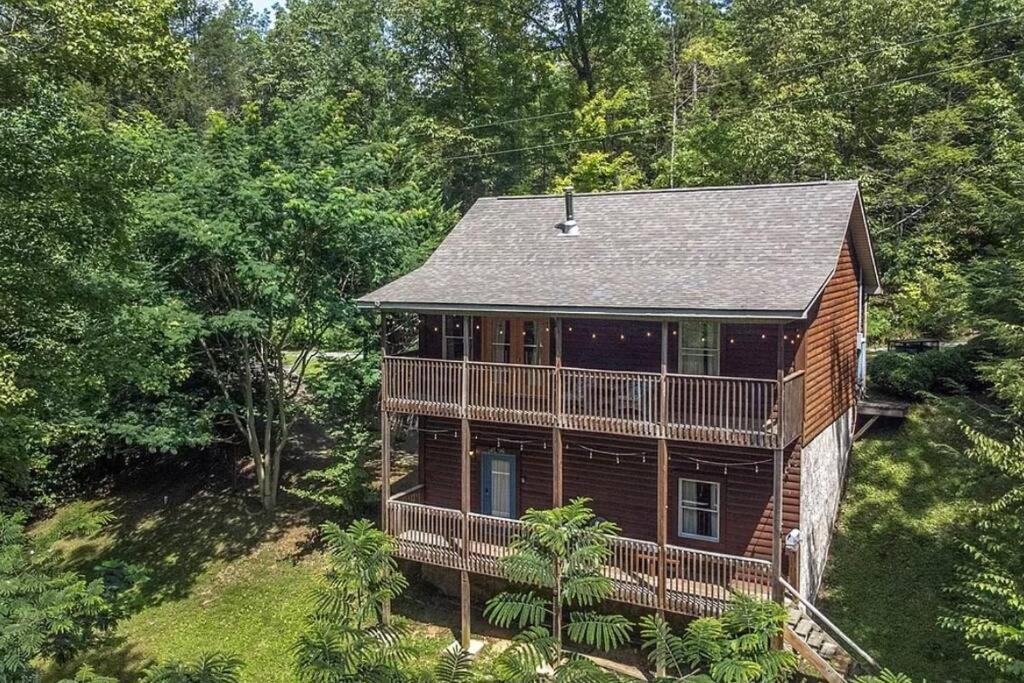 Smokey Mountain Retreat, Hot Tub, Game Room, Sleeps 8! Гатлінбург Екстер'єр фото