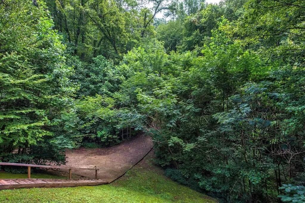 Smokey Mountain Retreat, Hot Tub, Game Room, Sleeps 8! Гатлінбург Екстер'єр фото