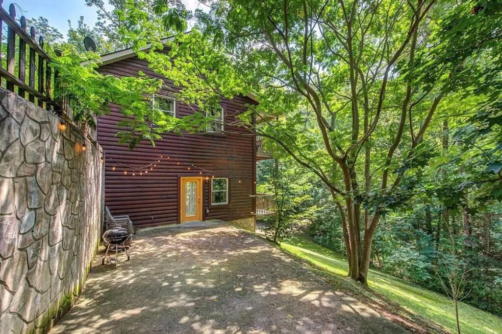 Smokey Mountain Retreat, Hot Tub, Game Room, Sleeps 8! Гатлінбург Екстер'єр фото