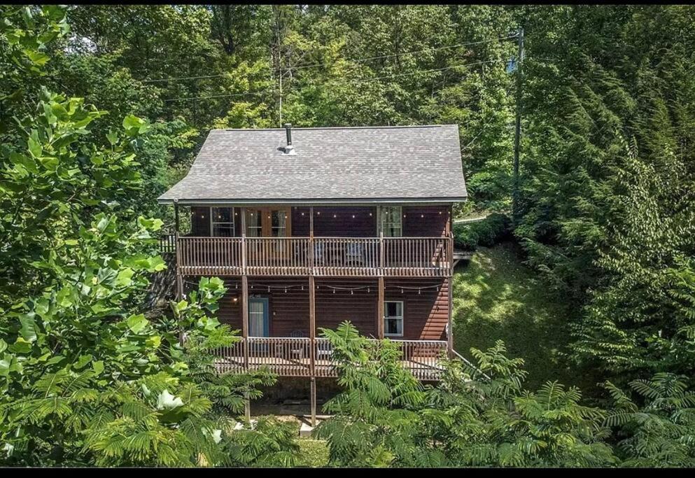Smokey Mountain Retreat, Hot Tub, Game Room, Sleeps 8! Гатлінбург Екстер'єр фото
