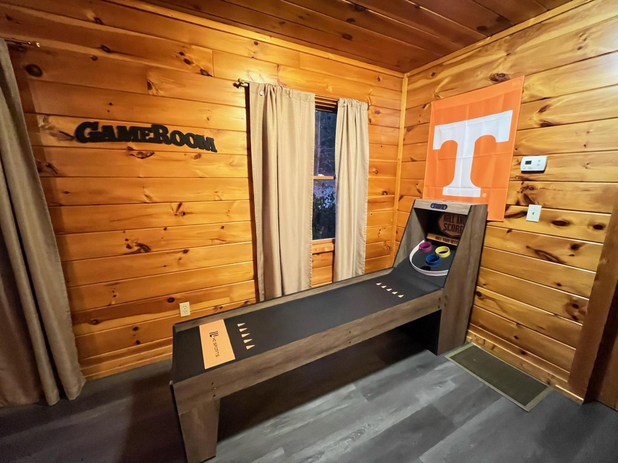Smokey Mountain Retreat, Hot Tub, Game Room, Sleeps 8! Гатлінбург Екстер'єр фото