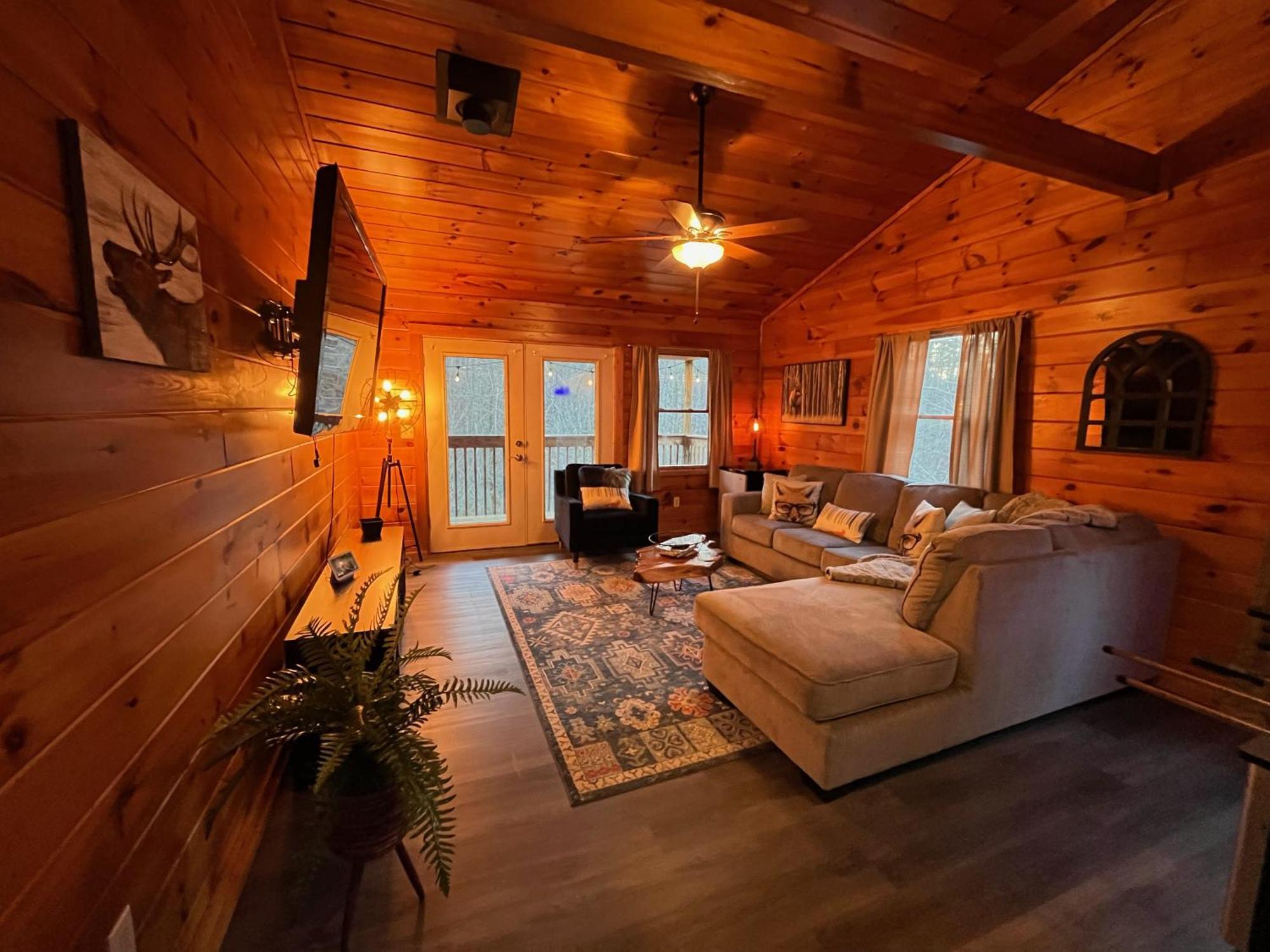 Smokey Mountain Retreat, Hot Tub, Game Room, Sleeps 8! Гатлінбург Екстер'єр фото