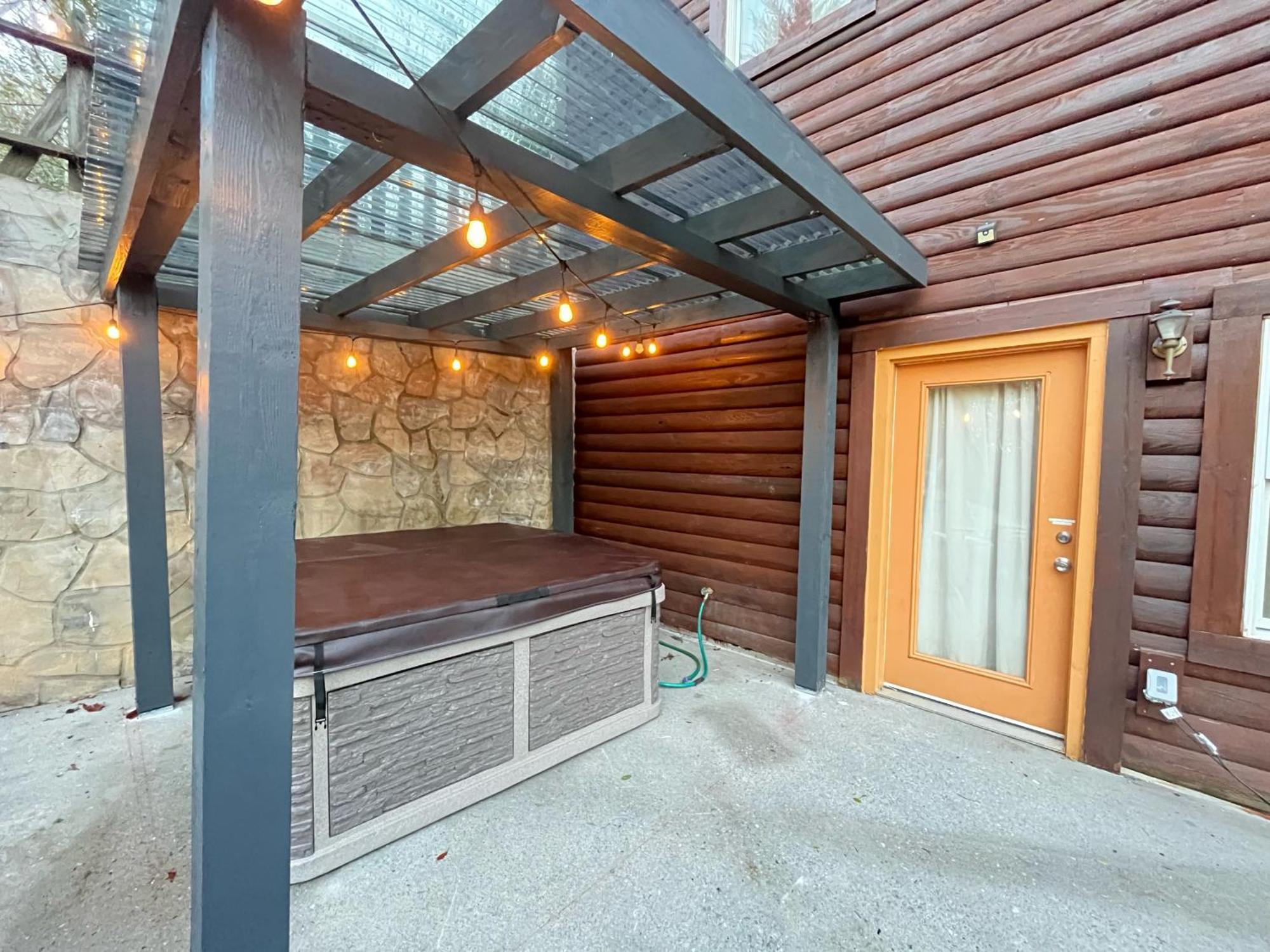 Smokey Mountain Retreat, Hot Tub, Game Room, Sleeps 8! Гатлінбург Екстер'єр фото