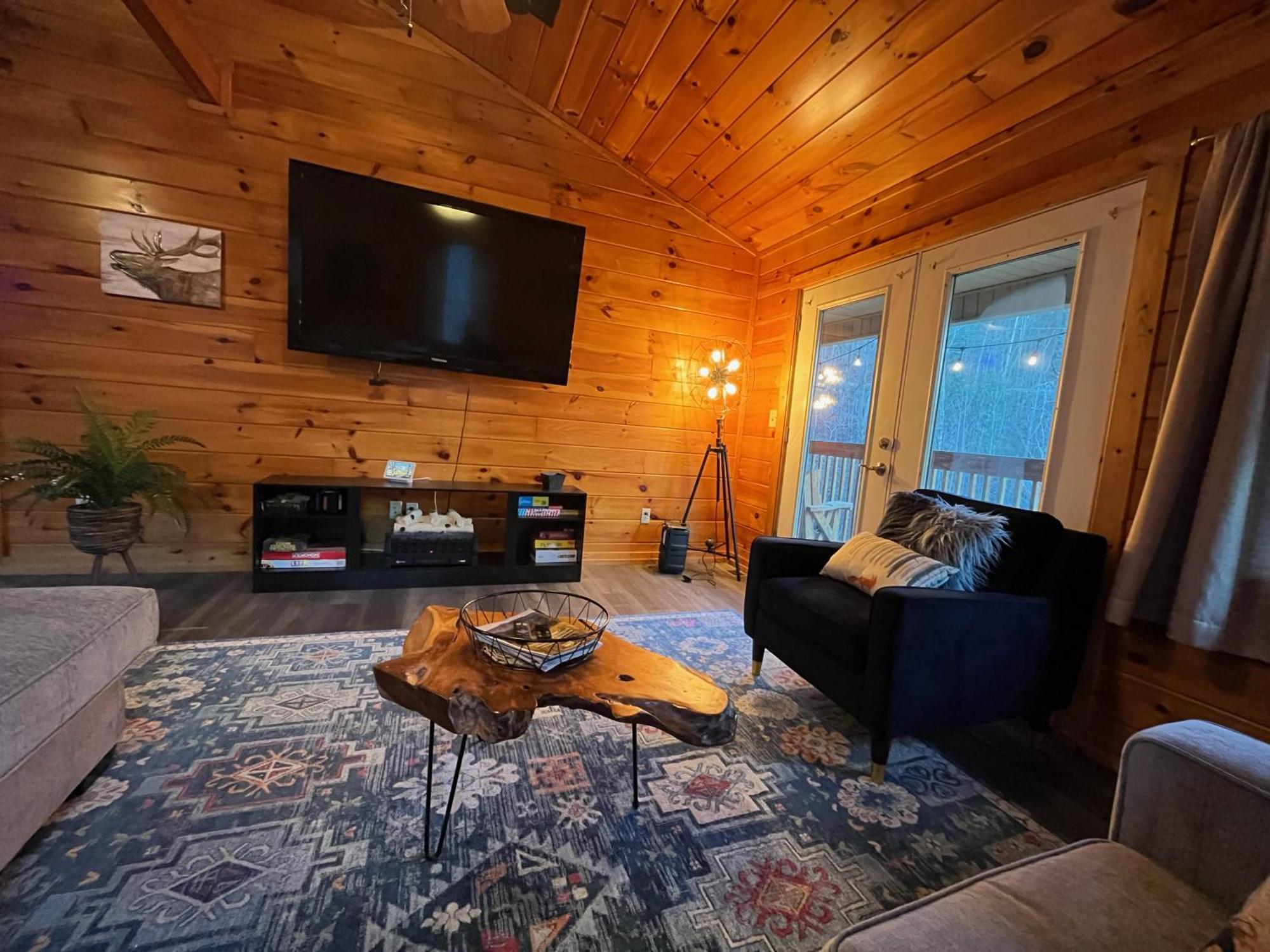 Smokey Mountain Retreat, Hot Tub, Game Room, Sleeps 8! Гатлінбург Екстер'єр фото
