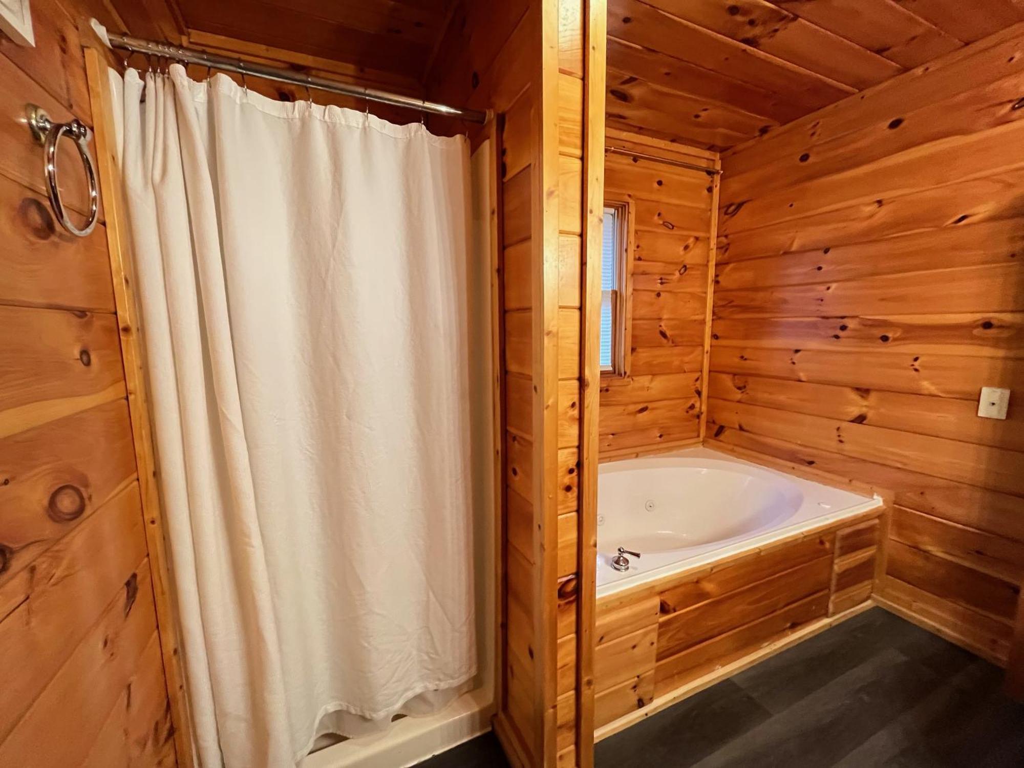 Smokey Mountain Retreat, Hot Tub, Game Room, Sleeps 8! Гатлінбург Екстер'єр фото
