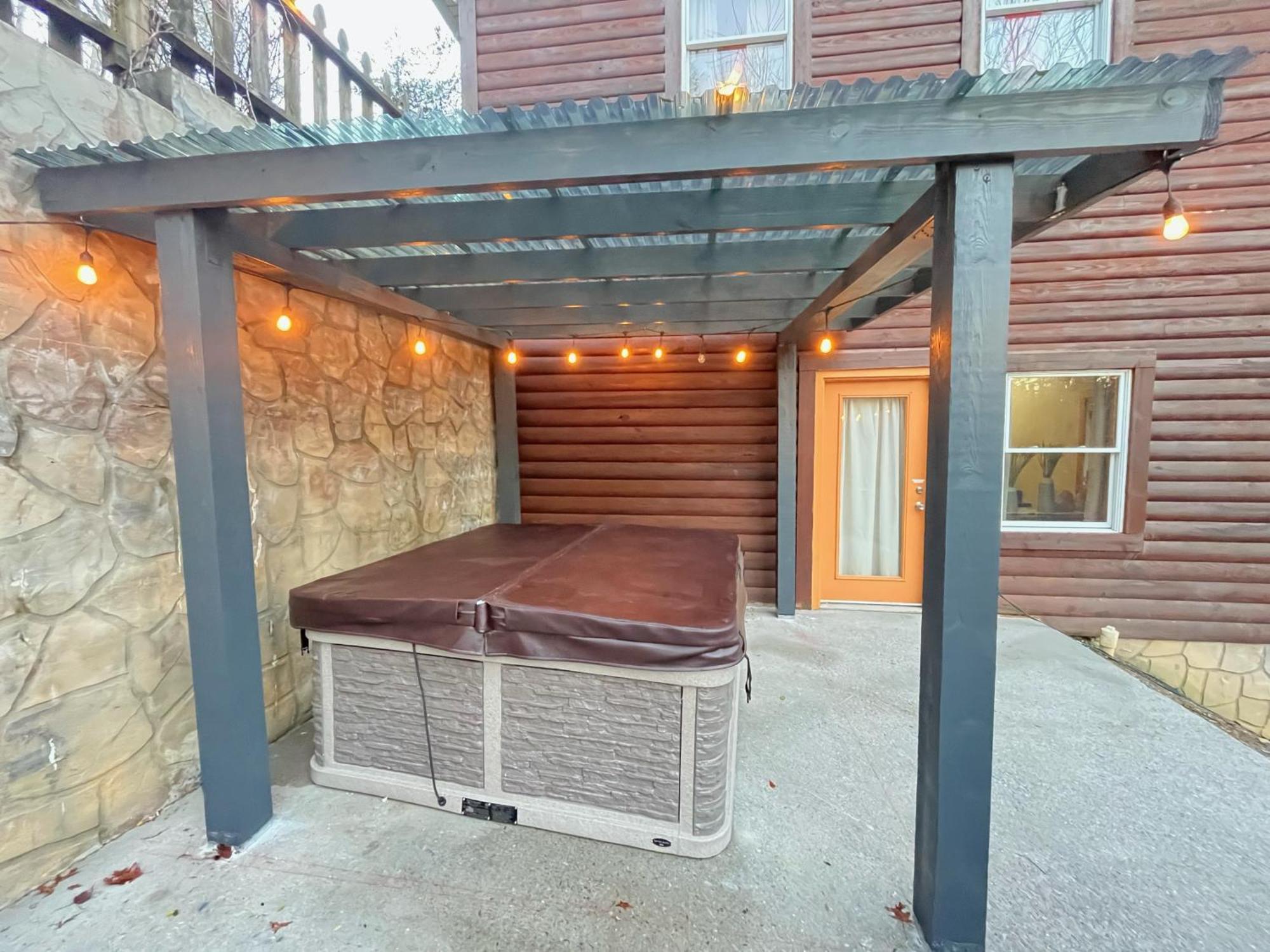 Smokey Mountain Retreat, Hot Tub, Game Room, Sleeps 8! Гатлінбург Екстер'єр фото