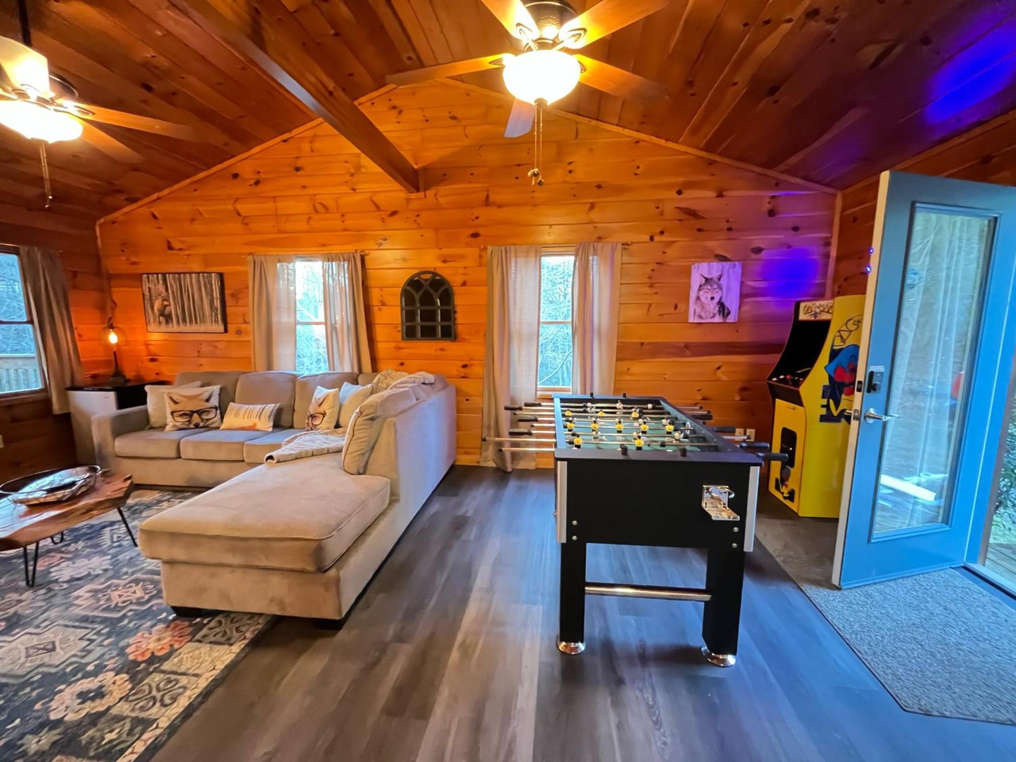 Smokey Mountain Retreat, Hot Tub, Game Room, Sleeps 8! Гатлінбург Екстер'єр фото