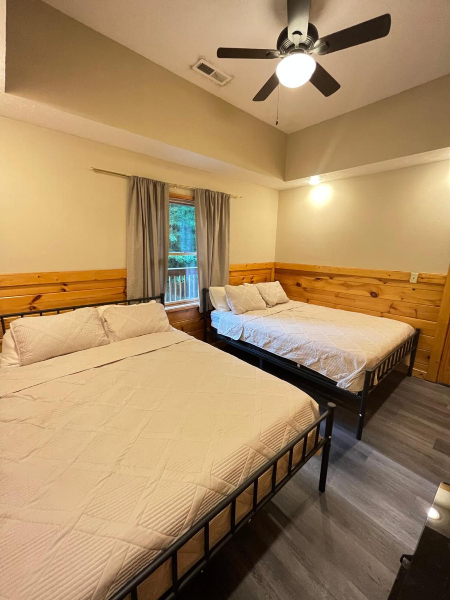 Smokey Mountain Retreat, Hot Tub, Game Room, Sleeps 8! Гатлінбург Екстер'єр фото